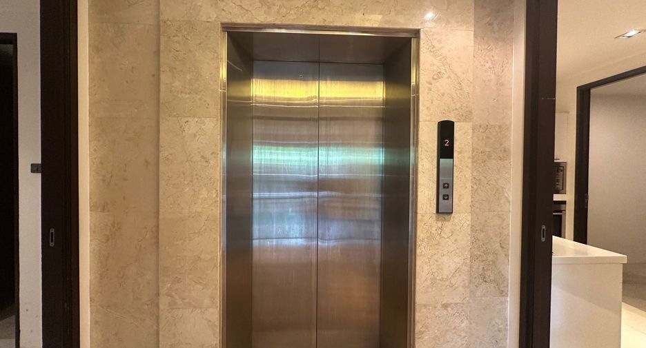 For sale 4 bedrooms condo in Khlong Toei, Bangkok