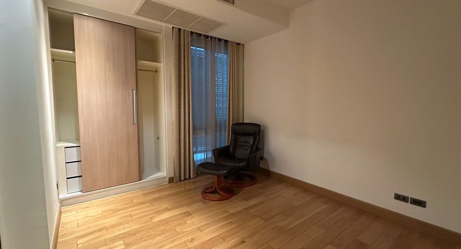 For sale 4 bedrooms condo in Khlong Toei, Bangkok
