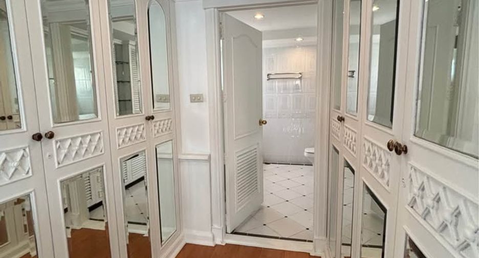 For rent 3 bedrooms condo in Khlong Toei, Bangkok
