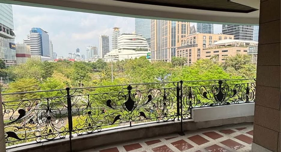 For rent 3 bedrooms condo in Khlong Toei, Bangkok