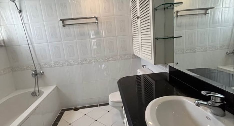 For rent 3 bedrooms condo in Khlong Toei, Bangkok