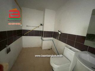 Gewerbefläche zur Miete und zum Kauf mit 5 Zimmer in Lam Luk Ka, Pathum Thani