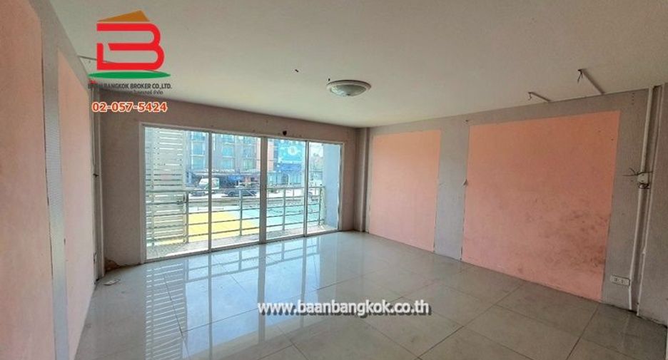 Gewerbefläche zur Miete und zum Kauf mit 5 Zimmer in Lam Luk Ka, Pathum Thani