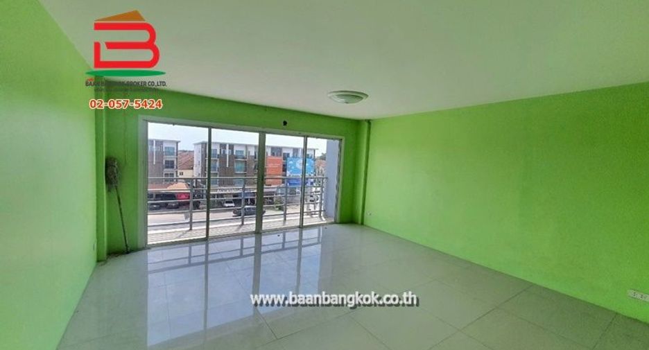 Gewerbefläche zur Miete und zum Kauf mit 5 Zimmer in Lam Luk Ka, Pathum Thani