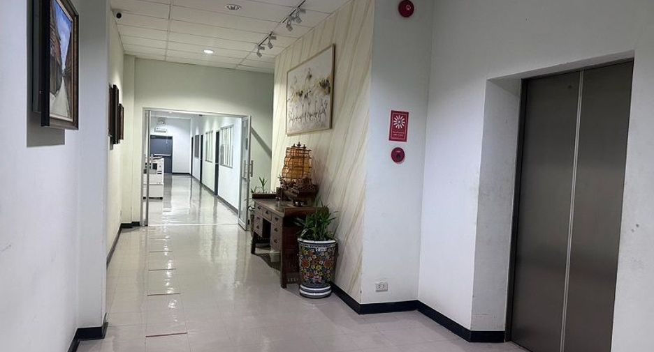 For sale 8 bedrooms warehouse in Lat Krabang, Bangkok