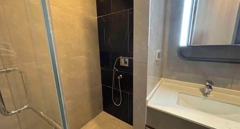 Condo en alquiler de 3 habitaciones en Huai Khwang, Bangkok