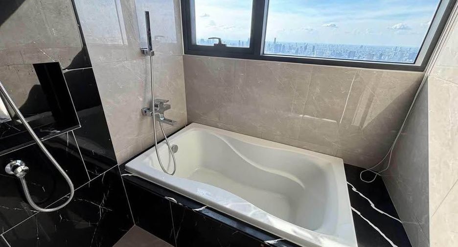 Condo en alquiler de 3 habitaciones en Huai Khwang, Bangkok