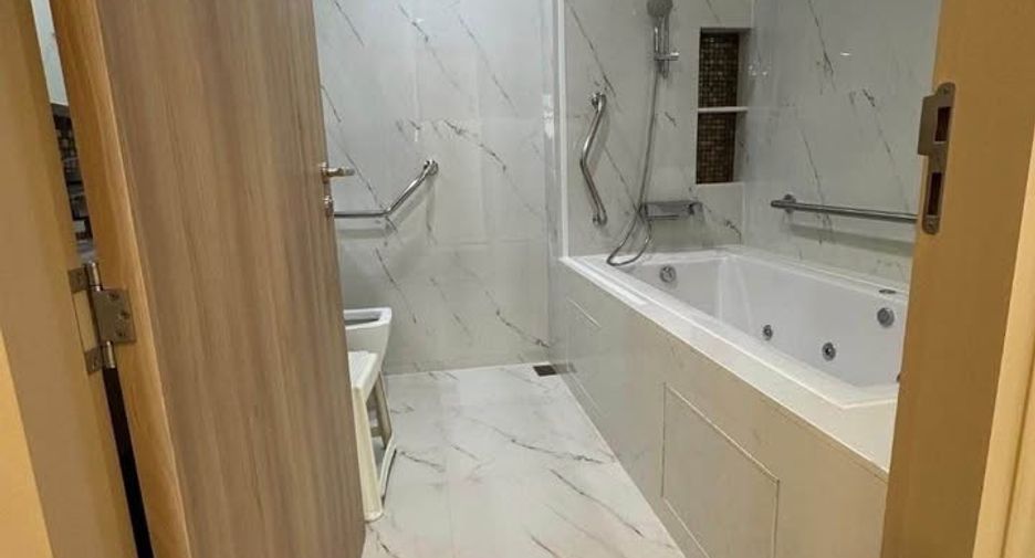 For rent 3 bedrooms condo in Watthana, Bangkok