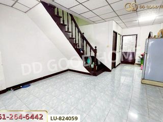 Casa adosada en venta de 2 habitaciones en Krathum Baen, Samut Sakhon