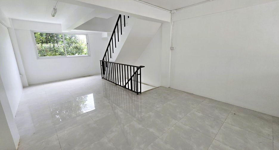 For sale 3 bedrooms retail Space in Thawi Watthana, Bangkok