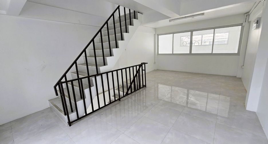 For sale 3 bedrooms retail Space in Thawi Watthana, Bangkok