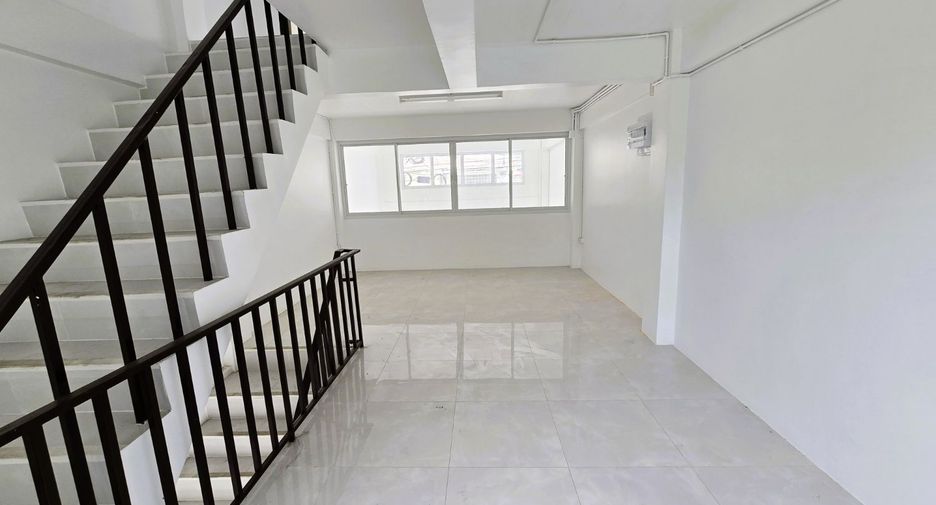 For sale 3 bedrooms retail Space in Thawi Watthana, Bangkok
