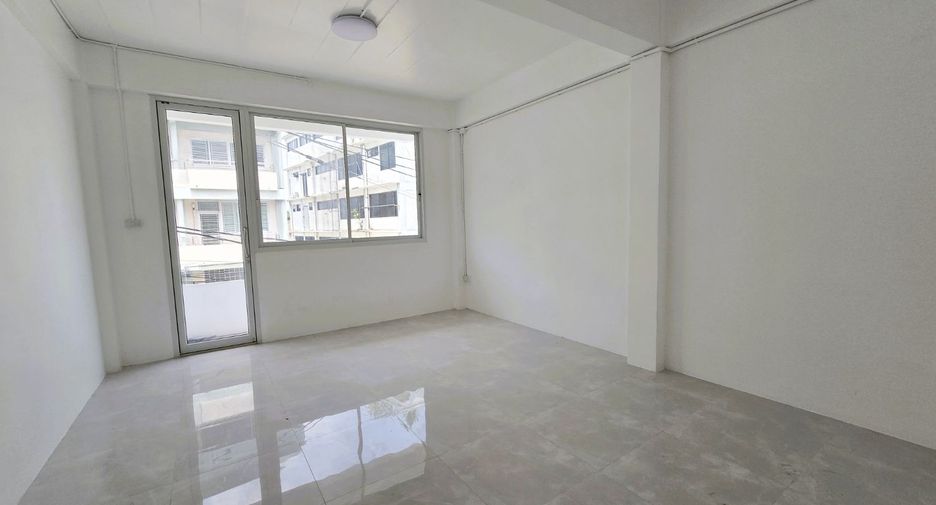 For sale 3 bedrooms retail Space in Thawi Watthana, Bangkok