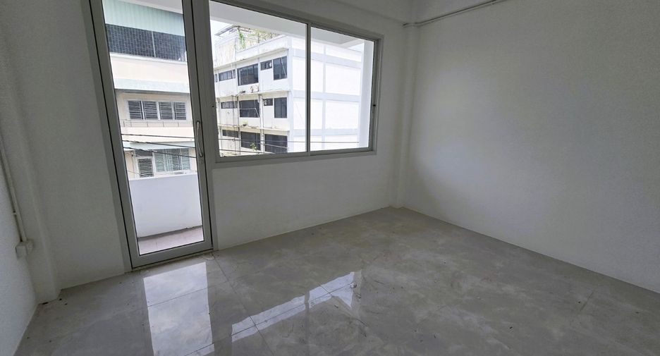 For sale 3 bedrooms retail Space in Thawi Watthana, Bangkok