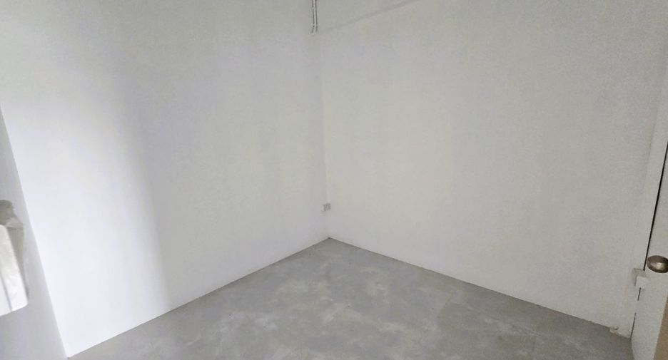 For sale 3 bedrooms retail Space in Thawi Watthana, Bangkok