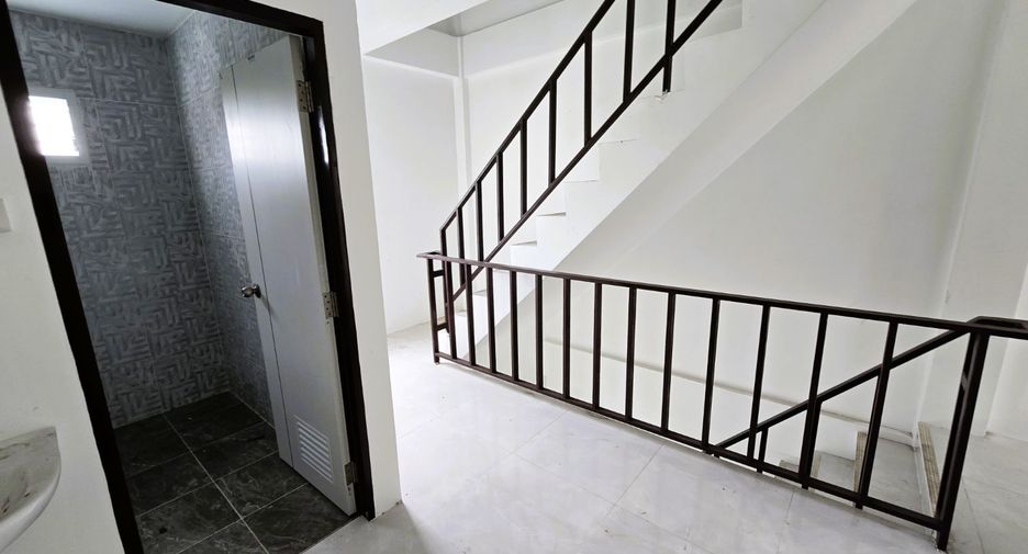 For sale 3 bedrooms retail Space in Thawi Watthana, Bangkok