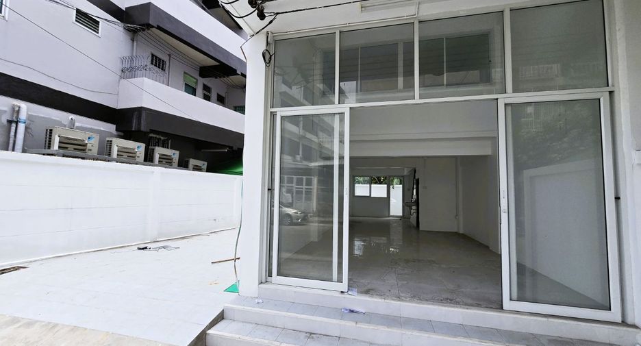For sale 3 bedrooms retail Space in Thawi Watthana, Bangkok