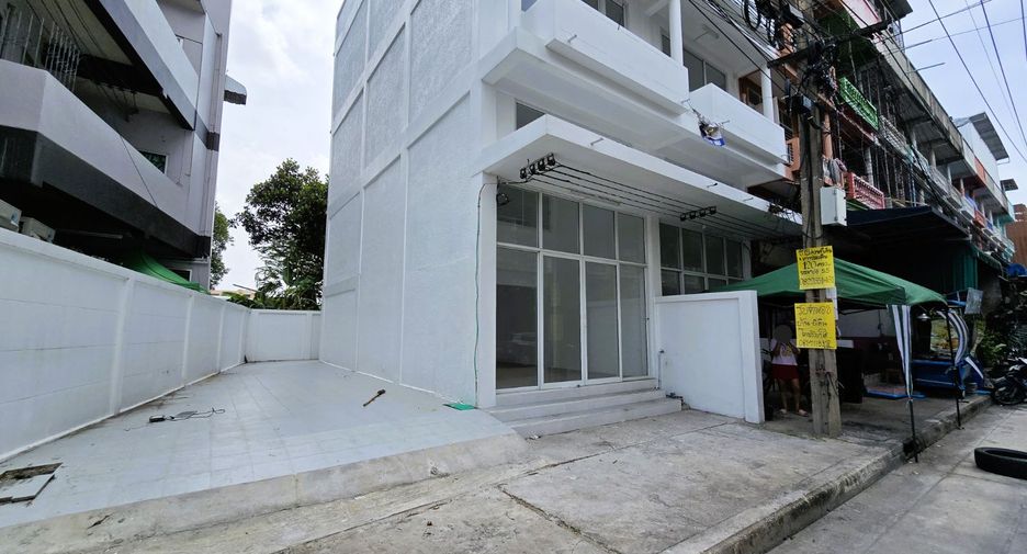 For sale 3 bedrooms retail Space in Thawi Watthana, Bangkok