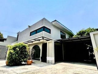 For sale 4 bedrooms townhouse in Huai Khwang, Bangkok