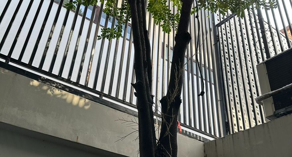 For sale 4 bedrooms townhouse in Huai Khwang, Bangkok