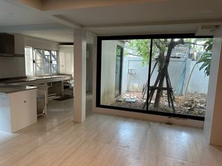 For sale 4 bedrooms townhouse in Huai Khwang, Bangkok