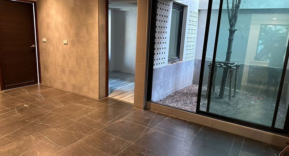 For sale 4 bedrooms townhouse in Huai Khwang, Bangkok