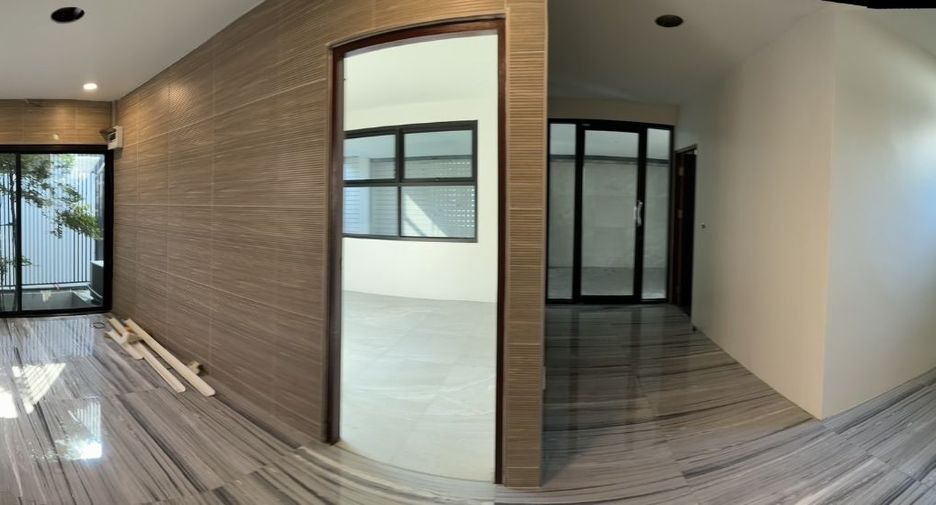 For sale 4 bedrooms townhouse in Huai Khwang, Bangkok