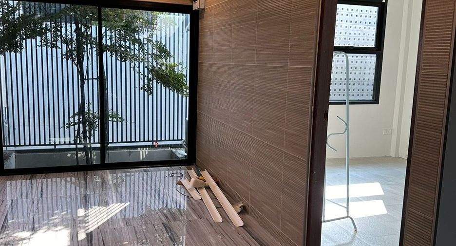 For sale 4 bedrooms townhouse in Huai Khwang, Bangkok