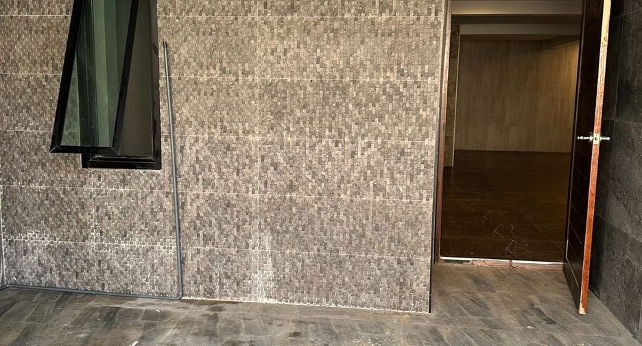 For sale 4 bedrooms townhouse in Huai Khwang, Bangkok