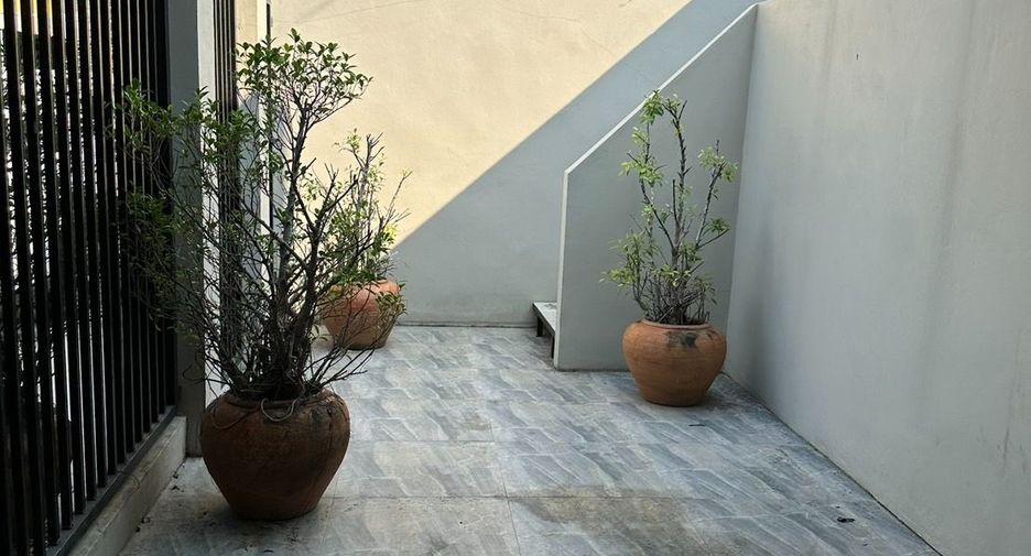 For sale 4 bedrooms townhouse in Huai Khwang, Bangkok