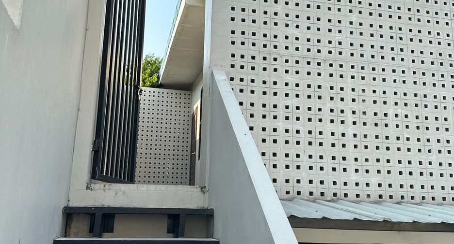 For sale 4 bedrooms townhouse in Huai Khwang, Bangkok
