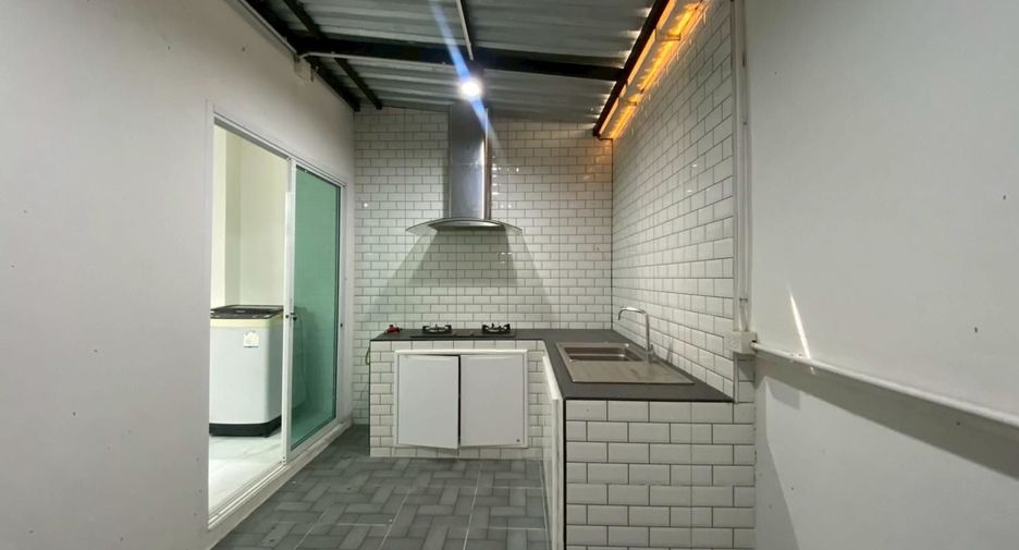 For sale 3 bedrooms townhouse in Bang Khae, Bangkok