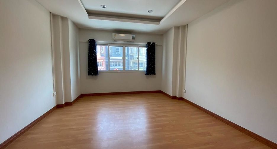 For sale 3 bedrooms townhouse in Bang Khae, Bangkok