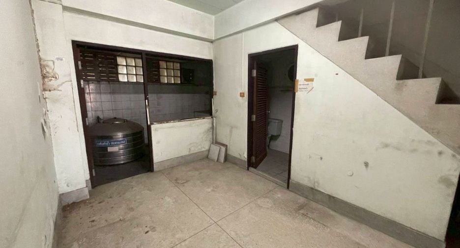 For rent そして for sale 4 ベッドルーム retail Space in Mueang Nakhon Pathom, Nakhon Pathom