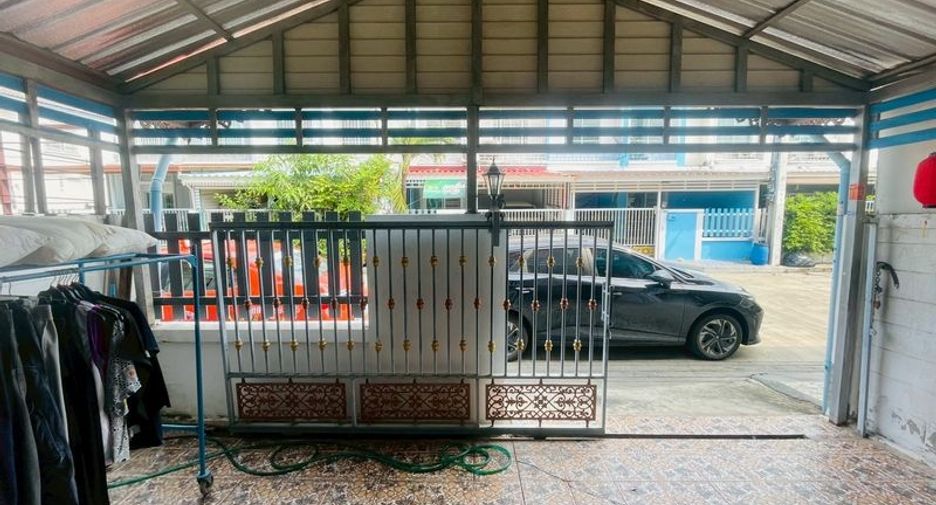 For sale 3 bedrooms townhouse in Bang Khun Thian, Bangkok