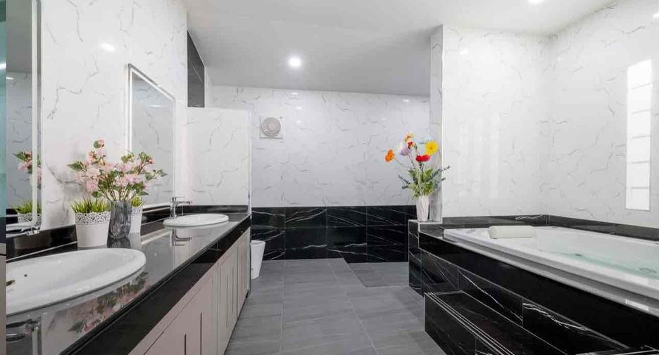 For sale 4 bedrooms villa in Bang Lamung, Chonburi