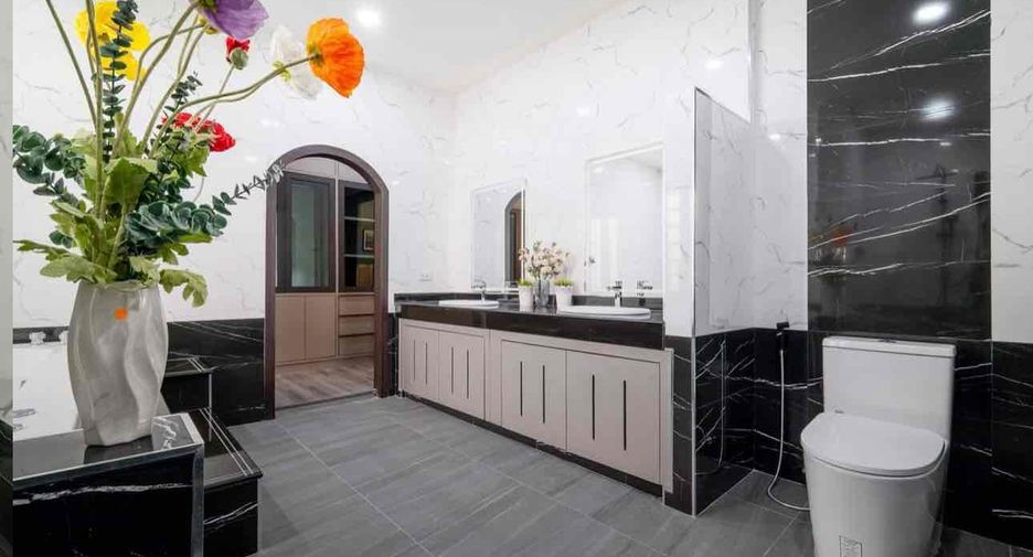 For sale 4 bedrooms villa in Bang Lamung, Chonburi