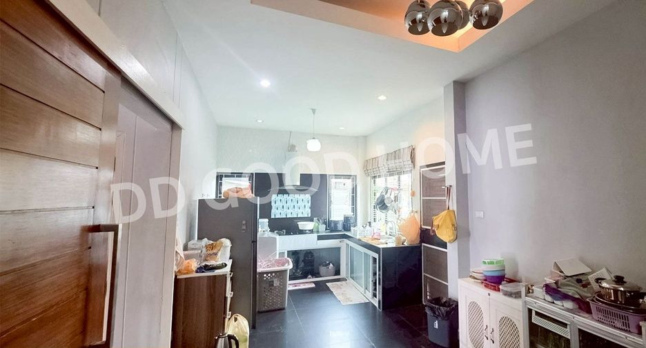 For sale 4 bedrooms house in Mueang Sing Buri, Sing Buri