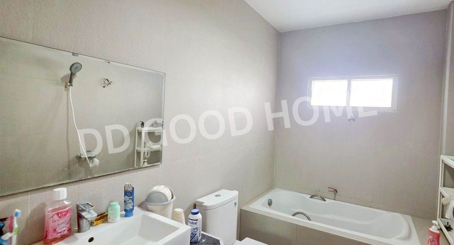 For sale 4 bedrooms house in Mueang Sing Buri, Sing Buri