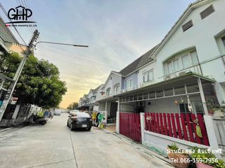 For sale 4 bed townhouse in Mueang Samut Sakhon, Samut Sakhon