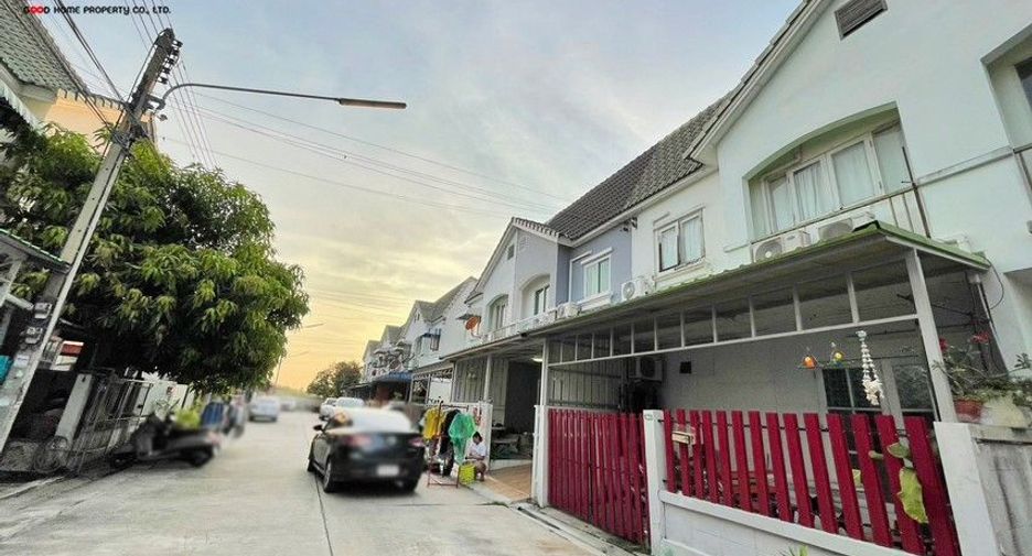 For sale 4 bed townhouse in Mueang Samut Sakhon, Samut Sakhon