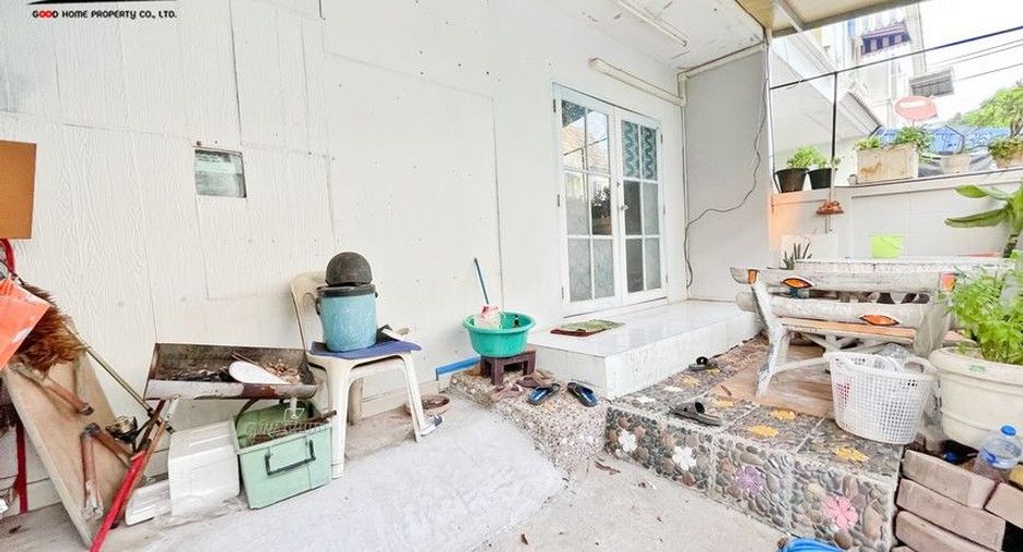 For sale 4 bed townhouse in Mueang Samut Sakhon, Samut Sakhon