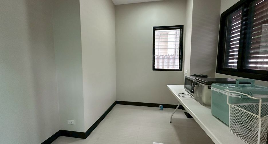 For sale 3 bedrooms house in Thawi Watthana, Bangkok