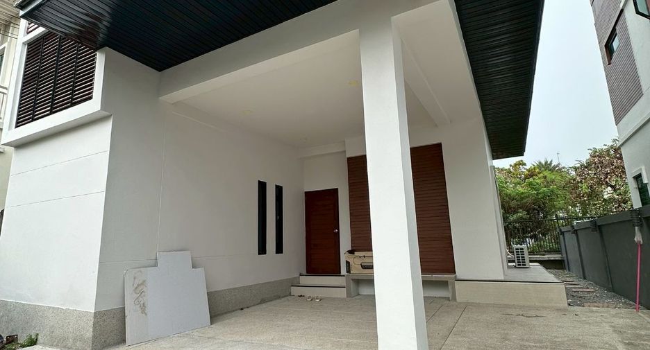 For sale 3 bedrooms house in Thawi Watthana, Bangkok