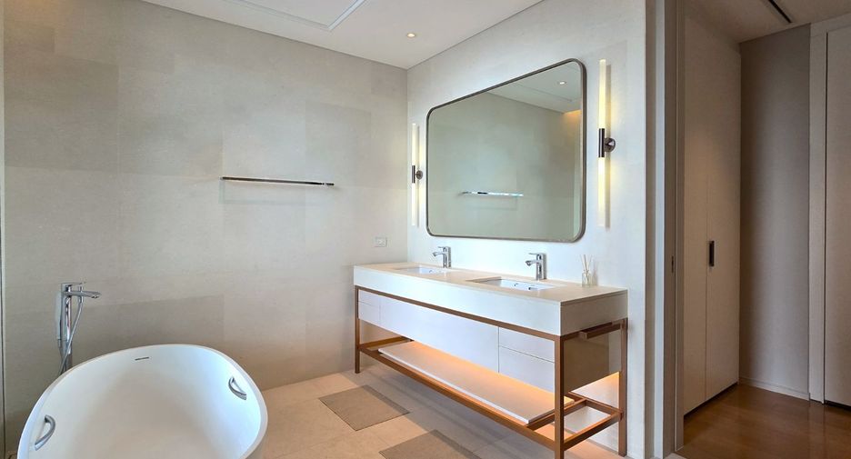 For rent and for sale 2 bedrooms condo in Pathum Wan, Bangkok