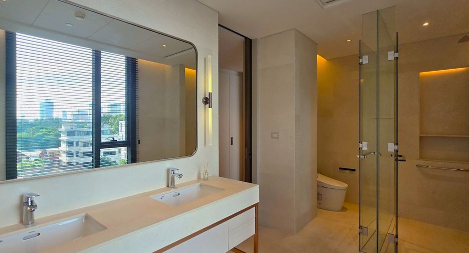 For rent and for sale 2 bedrooms condo in Pathum Wan, Bangkok