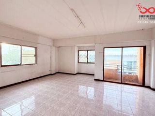 For sale 4 bed retail Space in Lam Luk Ka, Pathum Thani