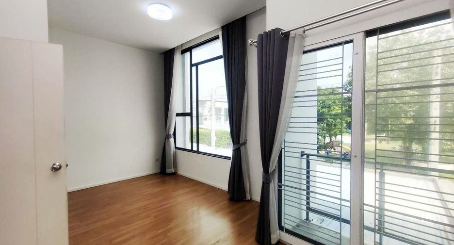 For sale 3 bedrooms townhouse in Khlong Sam Wa, Bangkok