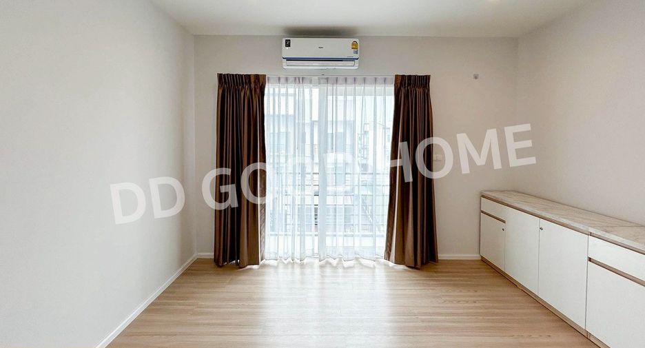 À vendre 3 chambres maison de ville à Prawet, Bangkok