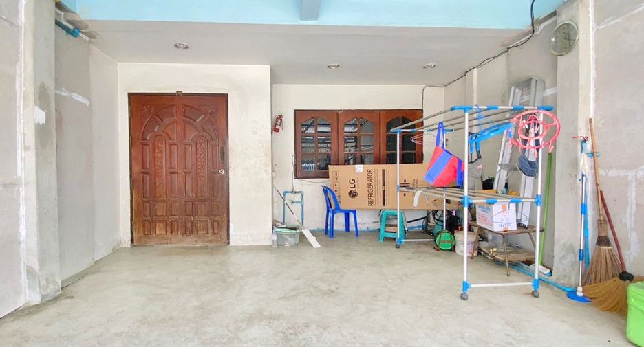 For sale 3 bed townhouse in Mueang Samut Sakhon, Samut Sakhon
